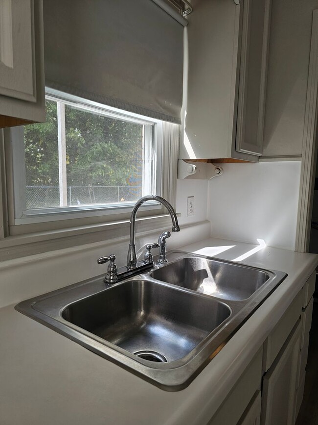 Building Photo - Very updated, cozy two bedroom across from BGHS