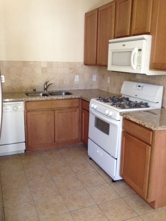 Building Photo - Great 3 bedroom/2.5 bath duplex w/2 car garage!