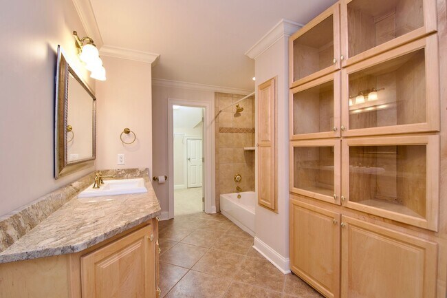 Building Photo - Executive Golf Course Rental in Moores Mil...