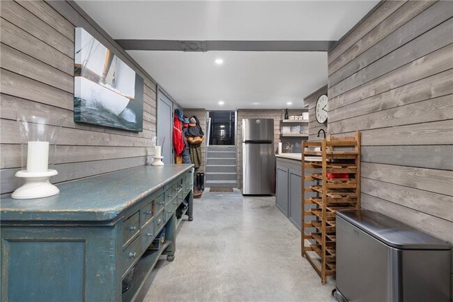 Building Photo - 9 Anthony St