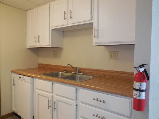 Building Photo - One Bedroom Condo with Fireplace and Stack...