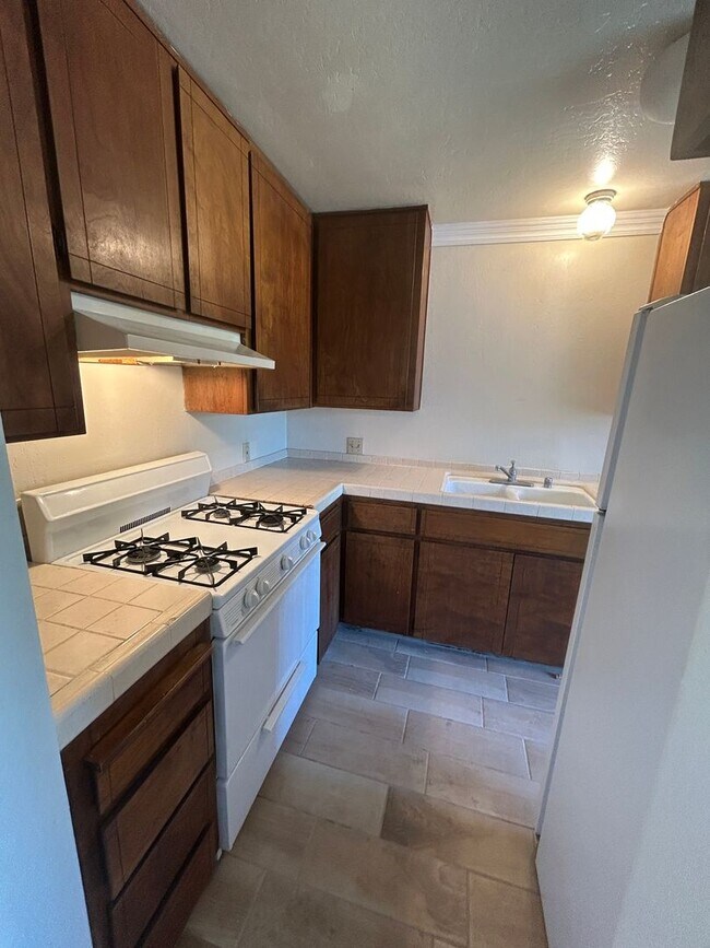 Building Photo - Spacious, open and updated 1 bedroom 1 bat...