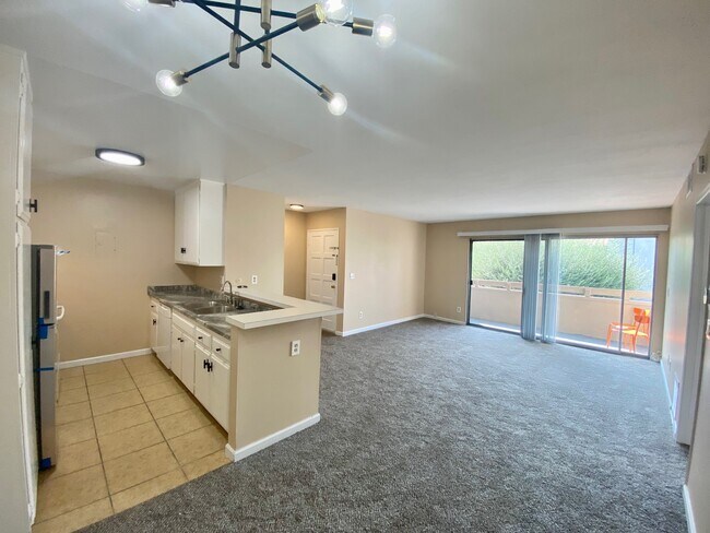 Building Photo - 2521 W Sunflower Ave