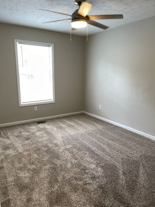Building Photo - Split level home