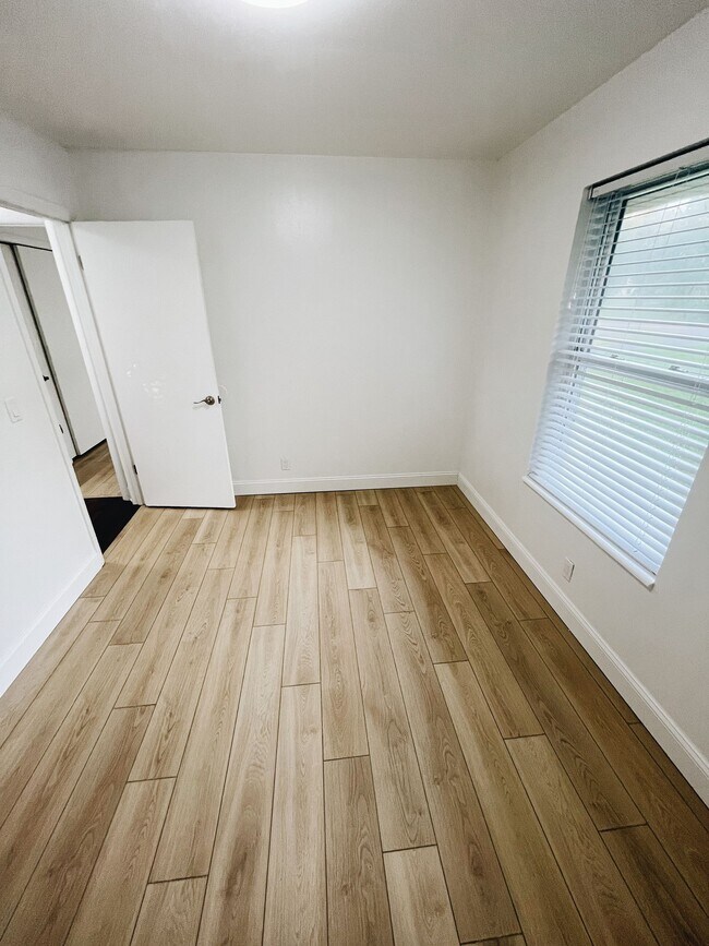 Building Photo - 862 Clematis Dr