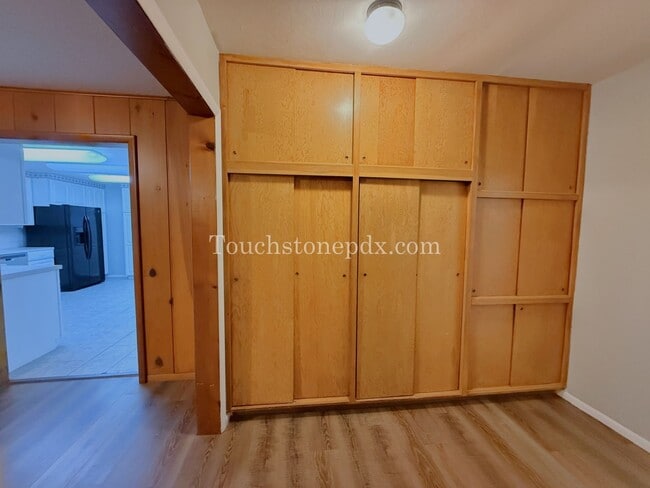 Building Photo - Bright Milwaukie Home with Deck and Large Yard!