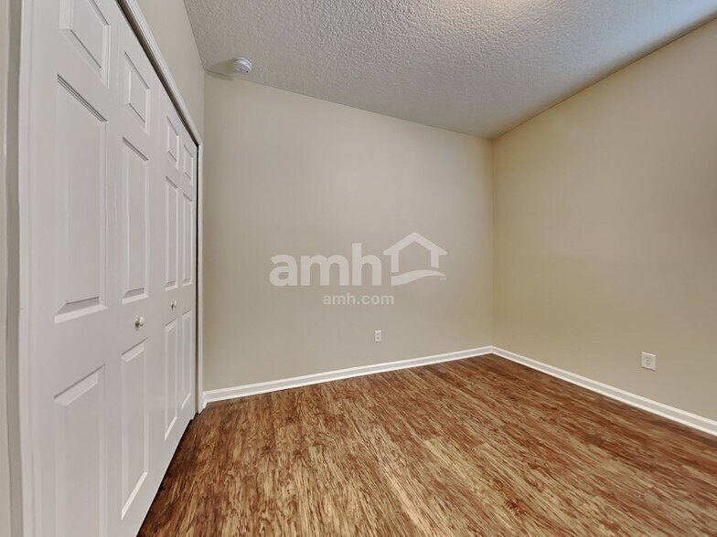 Building Photo - 809 N Garden Lake Dr