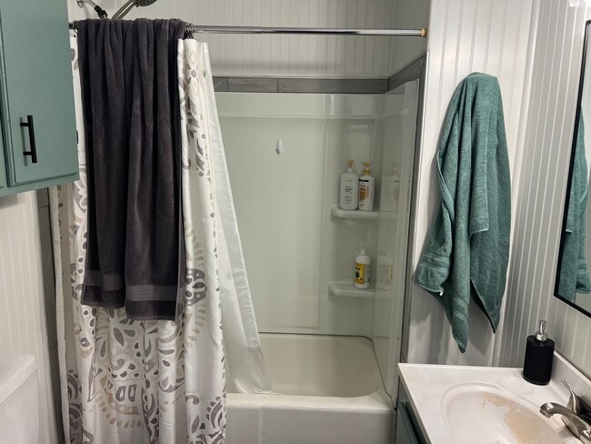 Building Photo - Comfort and Convenience : 3 Bedroom 2 Bath...