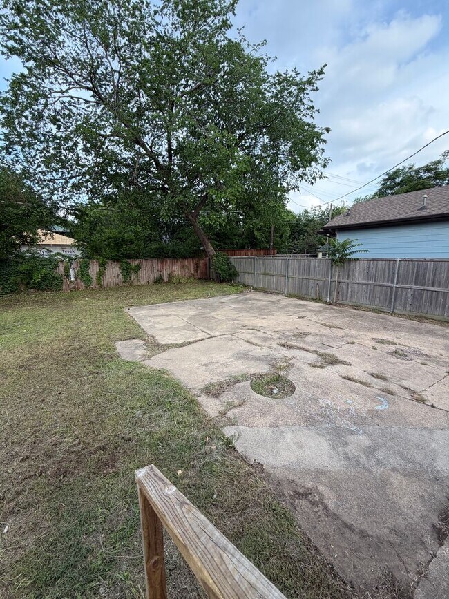 Building Photo - Stylish 2/2 Bungalow with Modern Kitchen & Spacious Backyard