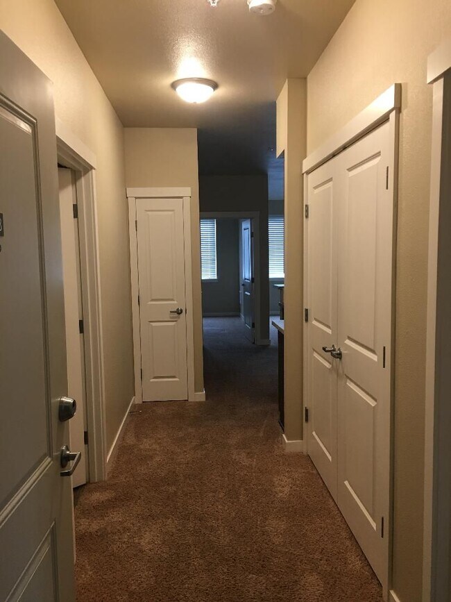 Building Photo - Come check out this 2 bedroom 2 bath with upscale interiors and open concept floorplan!