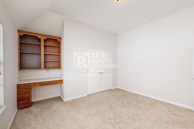 Building Photo - Elegant 5-Bedroom Home for Rent in Prime C...