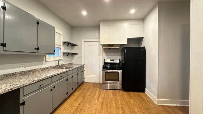 Building Photo - Highland Park 2/1 Home Ready for Move-In
