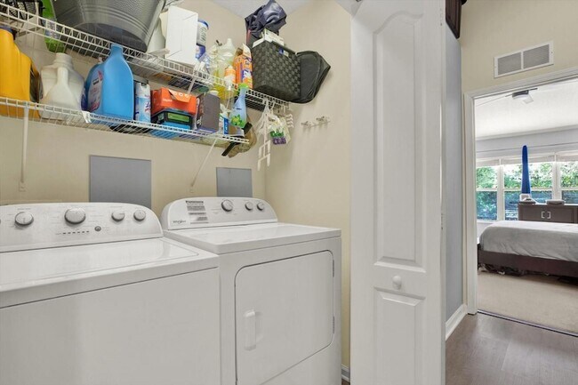 Building Photo - 5036 Pond Ridge Dr