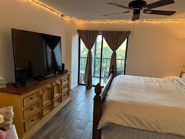 Building Photo - 2700 Cove Cay Dr