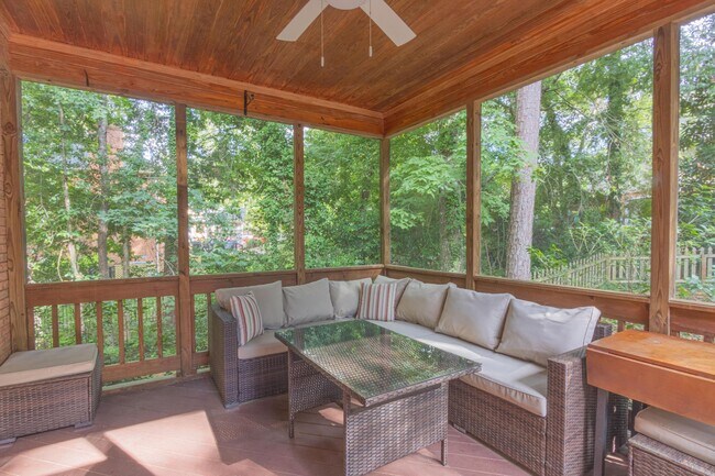 Building Photo - 126 Hemlock Dr