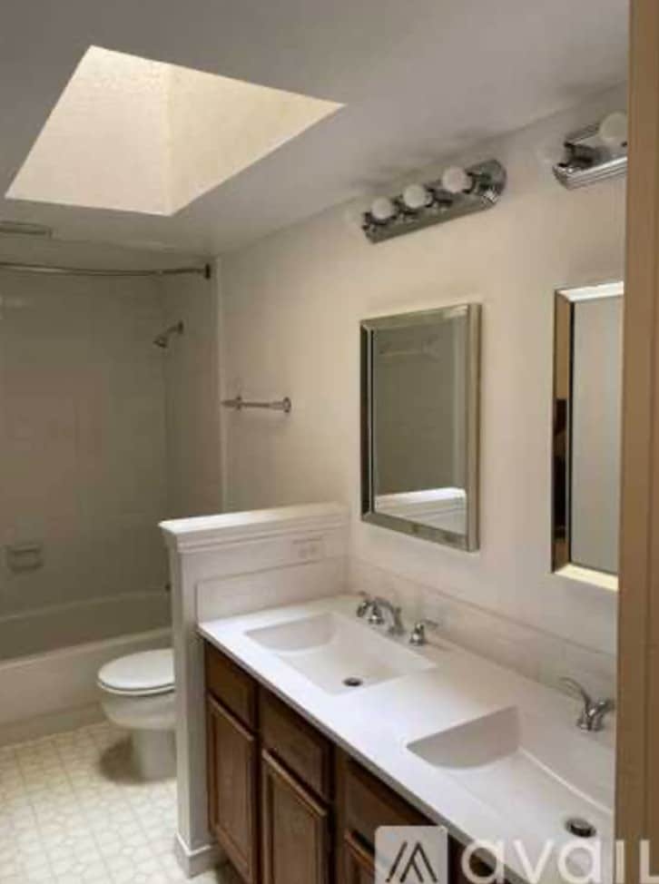 Building Photo - Room in Townhome on Royal Ln