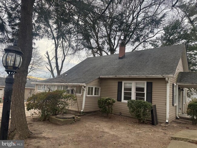 Building Photo - 491 N Latham St