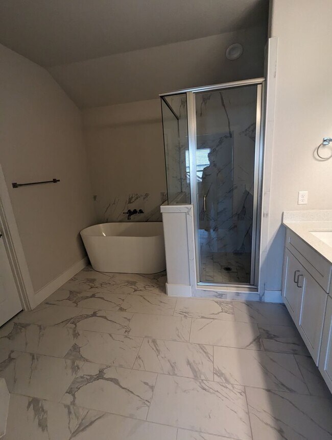 Building Photo - 4/2.5/2 - Beautiful 2 story/ PRIVATE PARKING!! GODLEY ISD