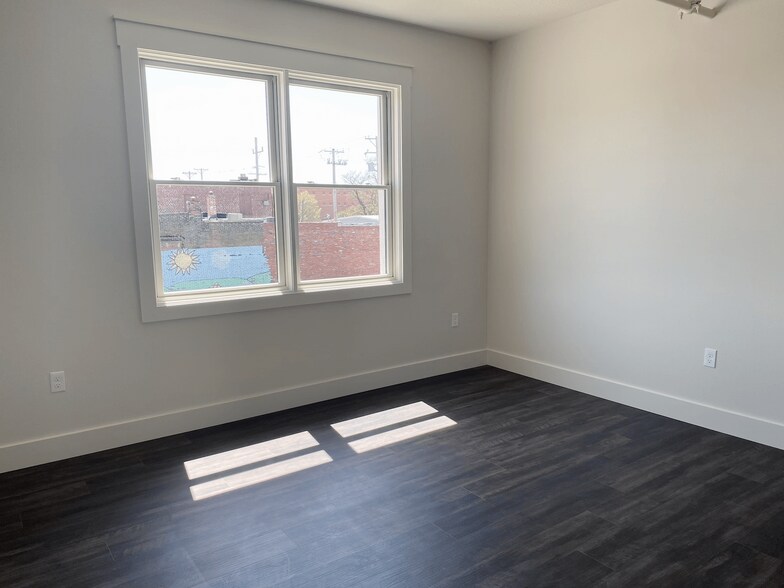 Building Photo - 906 S Main St