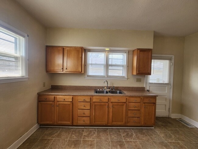 Building Photo - 2 Bedroom Home on the Southside