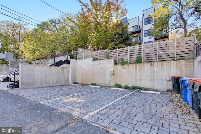 Building Photo - 4017 Davis Pl NW