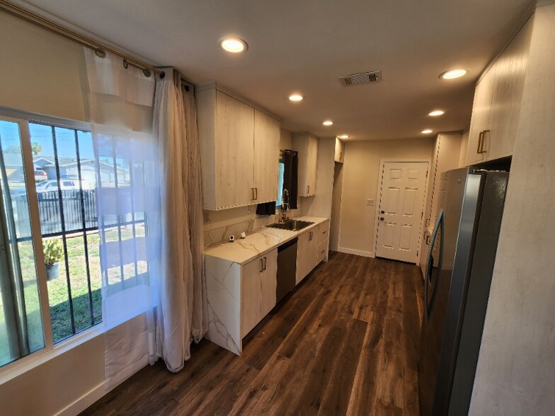 Building Photo - 1364 Belle St