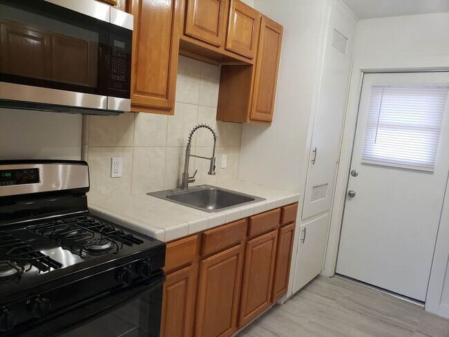 Building Photo - Newly Remodeled 1 Bedroom / Call or text O...