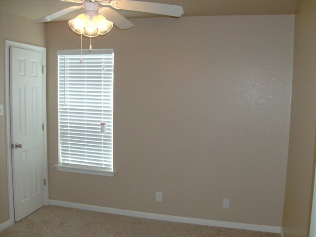 Building Photo - Spacious 3-Bedroom Duplex Near Clear Creek...