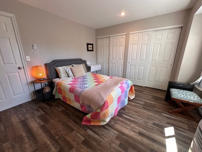 Building Photo - Quiet Kirkland Condo near Downtown Availab...