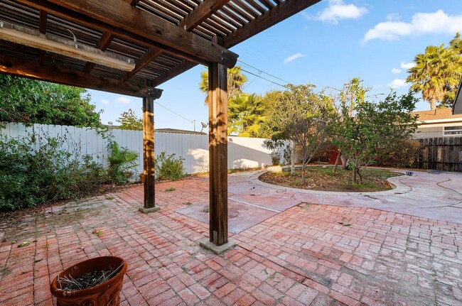 Building Photo - Bathrooms on bathrooms!