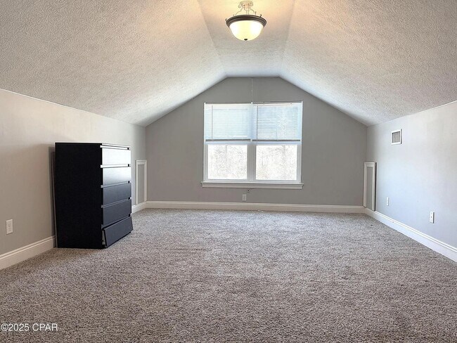 Building Photo - 4 bed 2.5 bath with Garage