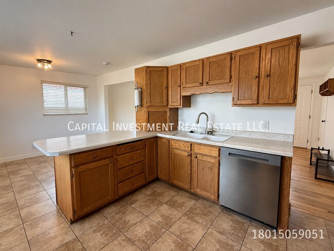 Building Photo - 1047 E 5235 S
