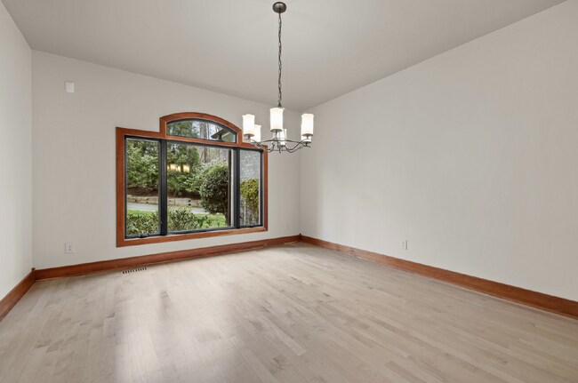 Building Photo - Luxurious 5-Bed Sanctuary with Scenic View...