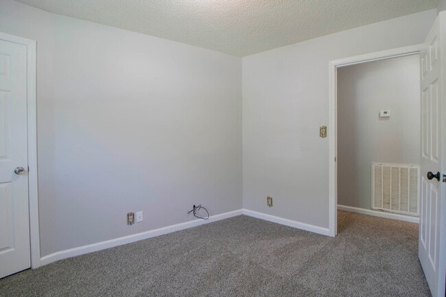 Building Photo - 571 Garnet Dr