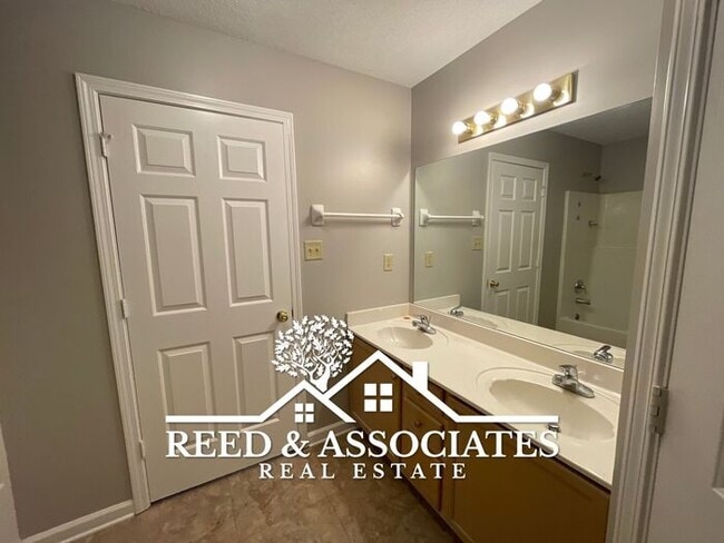 Building Photo - 3-Bedroom Oakland Home with Open Living Space