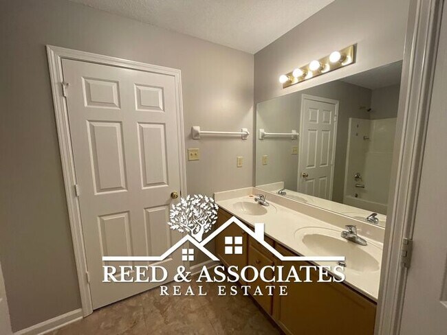 Building Photo - Just Minutes Away from Oakland Elementary ...