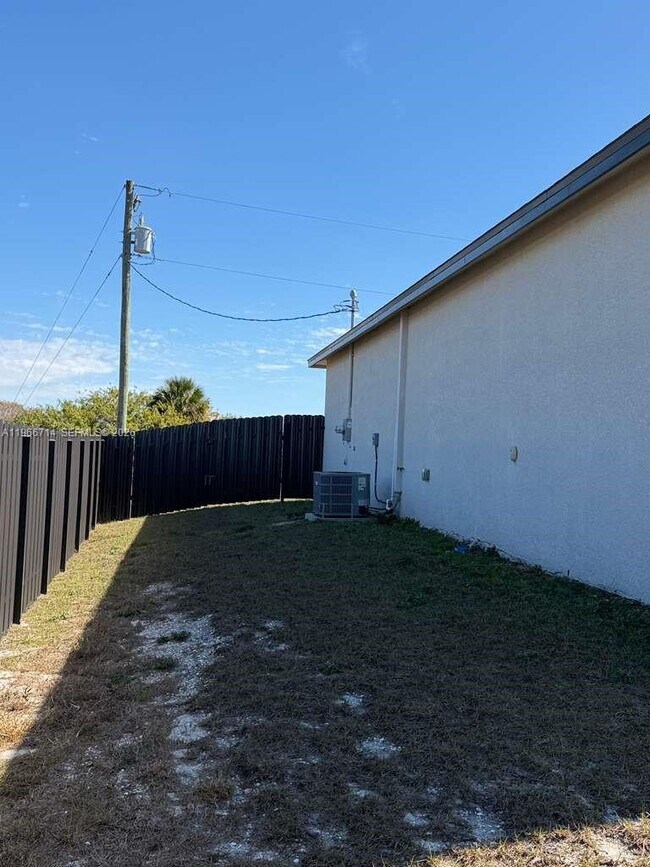 Building Photo - 3125 Kanek Cir