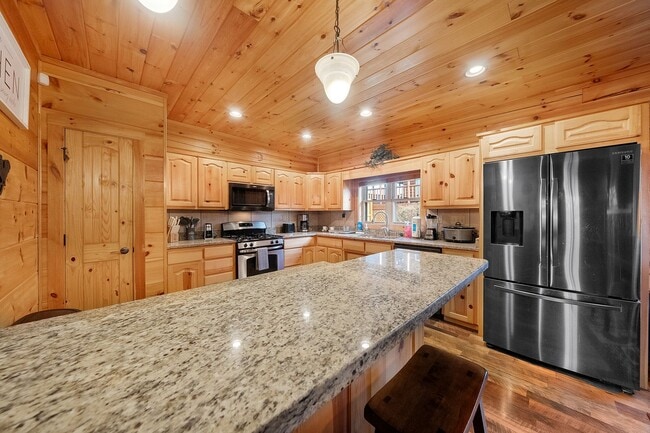Building Photo - Sevierville 37876 - 3 bedroom, 3.5 Bath, 2486 sq. ft. Cabin and a 672 sq. ft. Studio above garage...