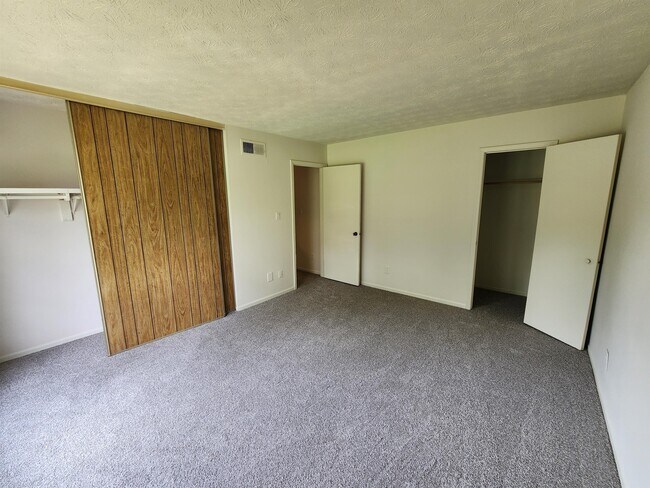 Building Photo - 3250 Strawberry Ln