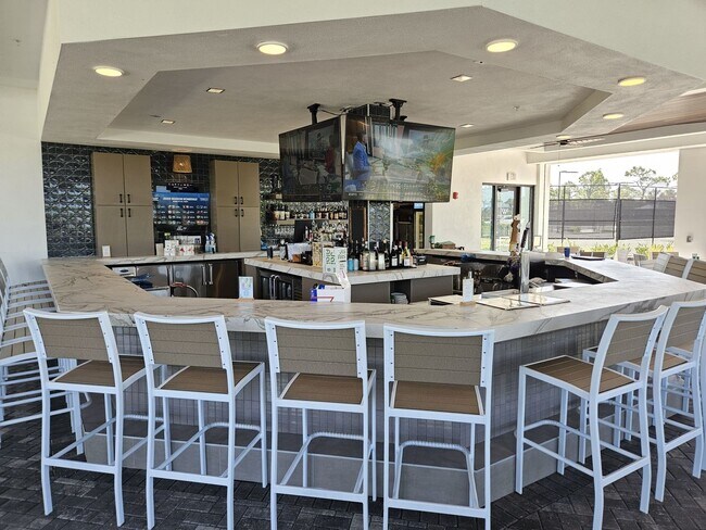 Building Photo - Seasonal Short-Term 3 Bedroom 2 Bathroom First Floor Condo located in Wellen Golf & Country Club!