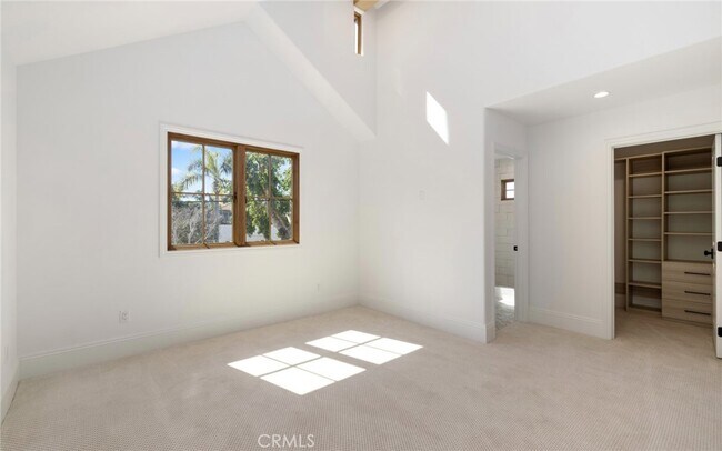 Building Photo - 2214 Holly Ln
