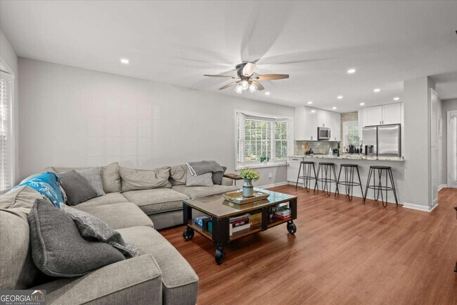 Building Photo - 541 N White St