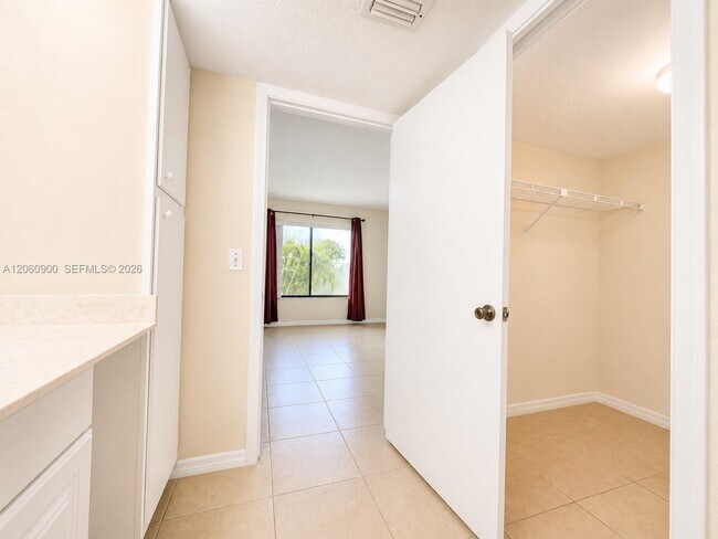 Building Photo - 6585 Somerset Dr