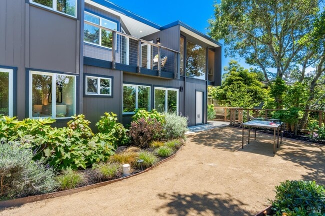 Building Photo - 453 Wellesley Ave