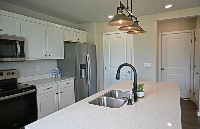 Building Photo - Spacious Elegance Meets Modern Comfort In ...