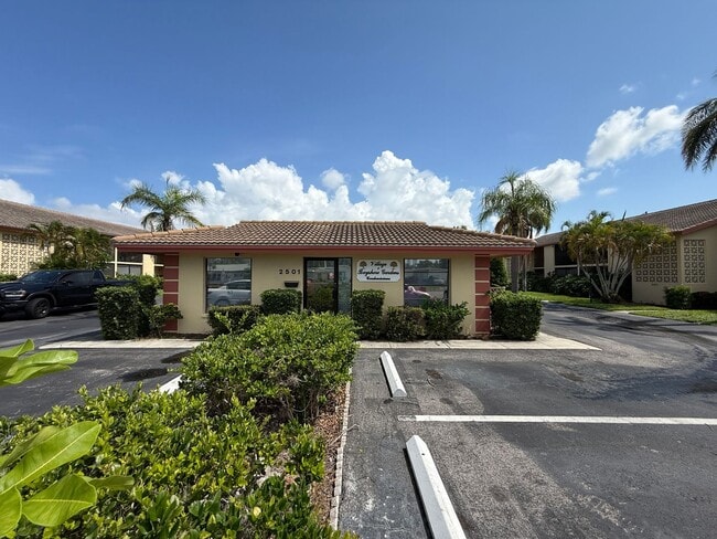 Building Photo - 2 Bedroom 2 Bath Ground Floor Condo Centra...