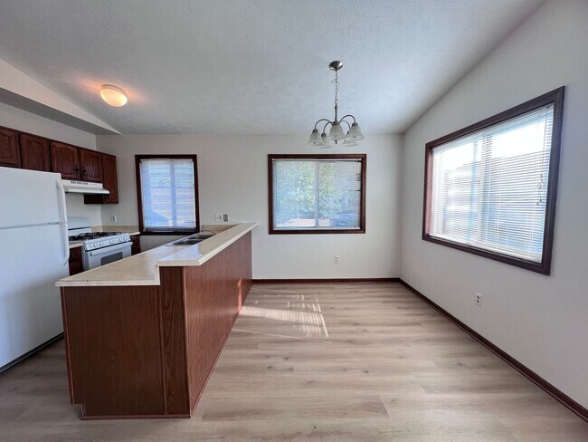 Building Photo - Spacious Two-Bedroom Duplex in Kentwood!