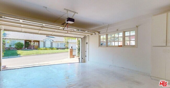 Building Photo - 2050 Linda Flora Dr