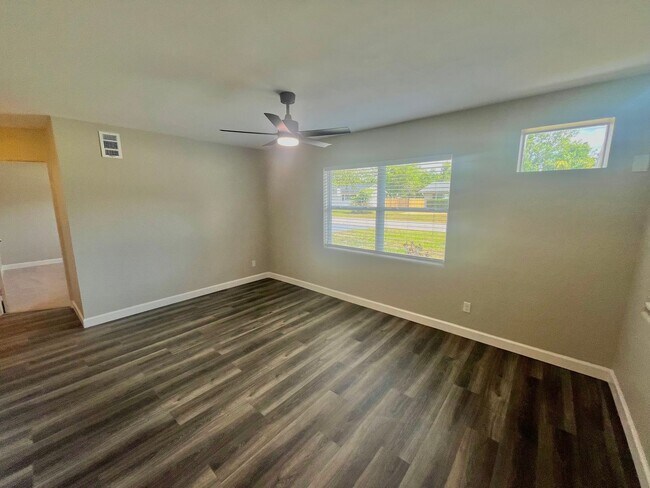 Building Photo - 3 Bed, 2 Bath DeBary Home with Modern Upda...