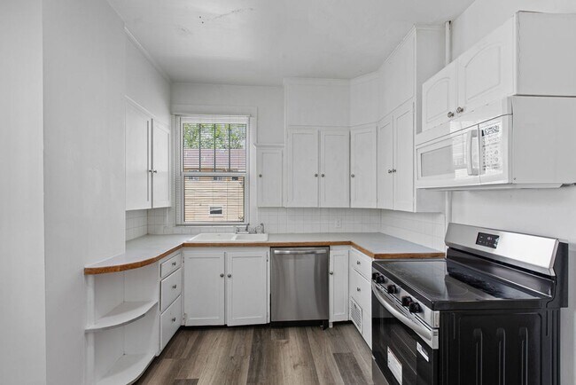 Building Photo - 1615 11th Ave